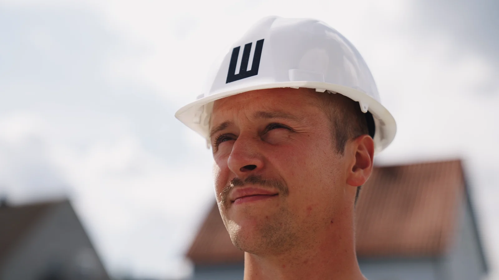 Bauleiter mit WEIGL-Helm auf der Baustelle